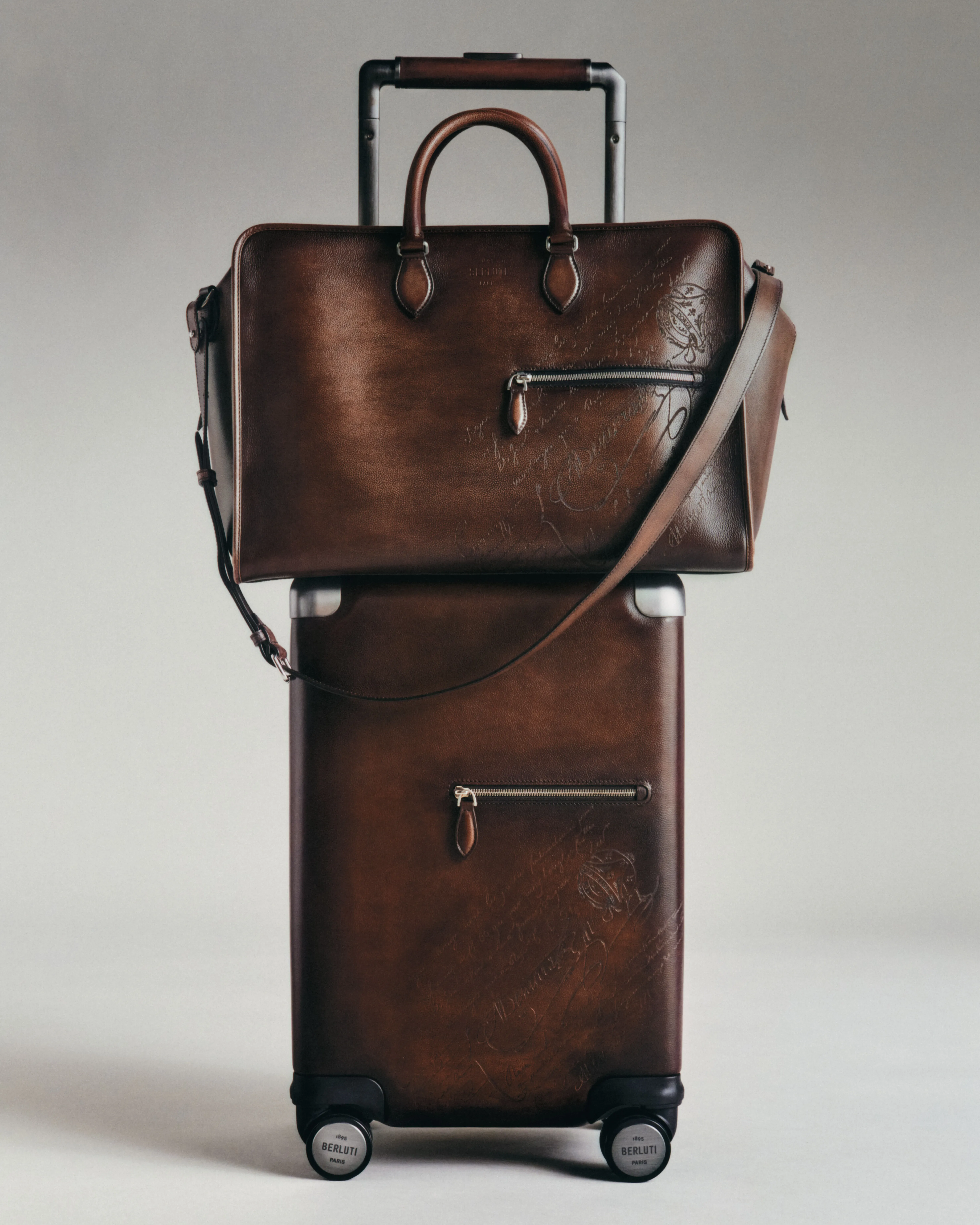 Berluti Bagage Roulant Formula1005 En Cuir Scritto | Sacs De Voyage