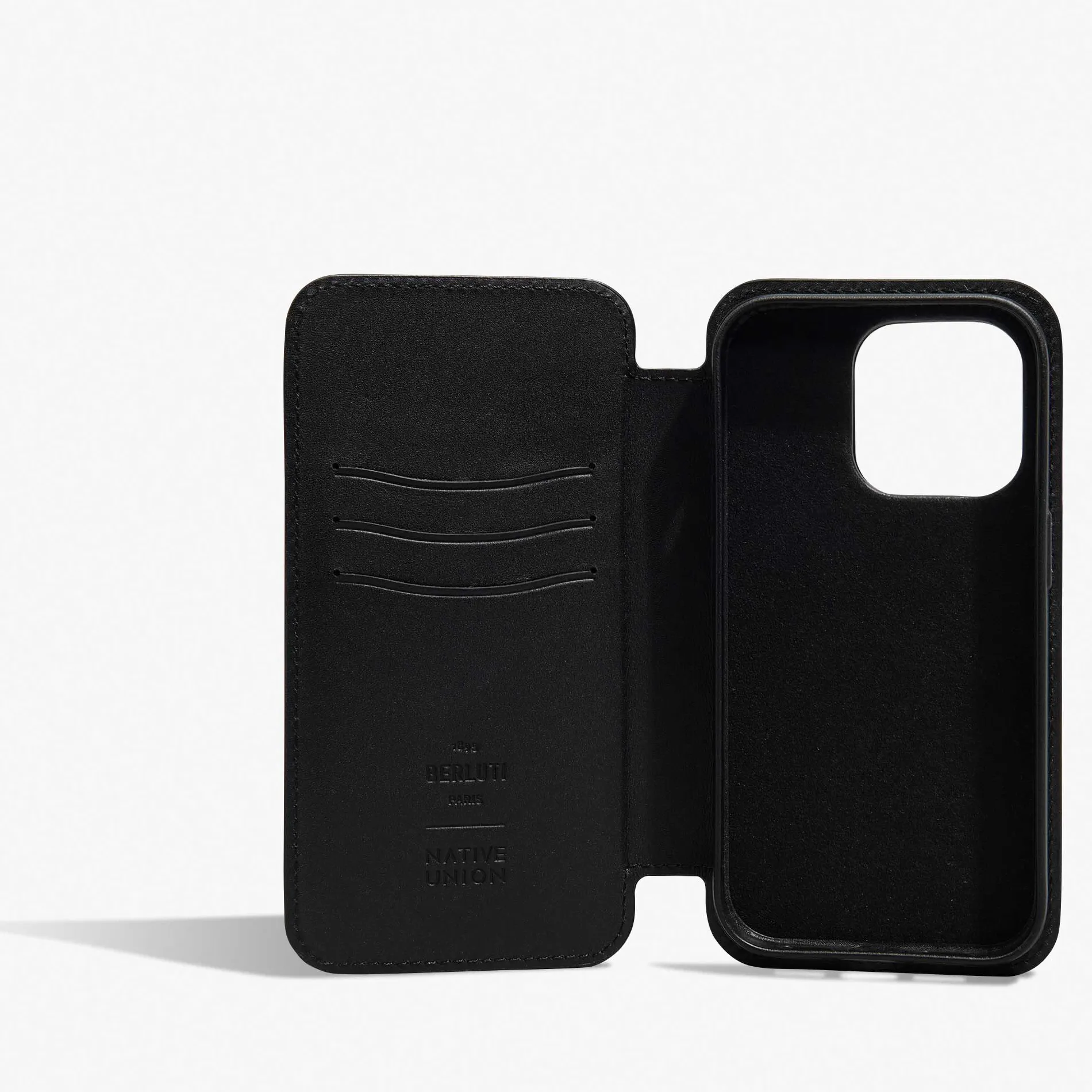 Berluti Étui iPhone 15 Pro Folio En Cuir Scritto | Housses & Étuis | Objets, High-tech & Lifestyle