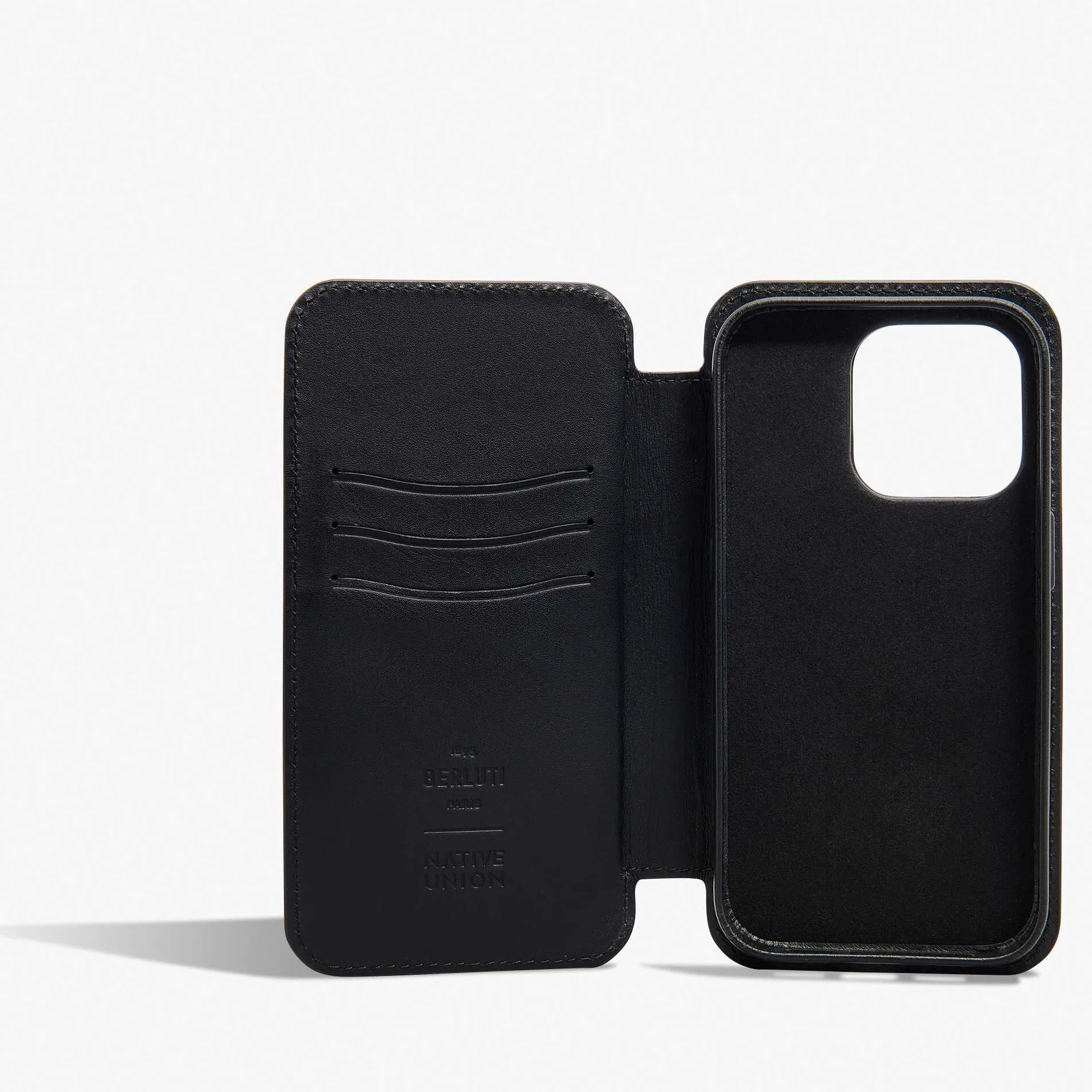 Berluti Étui iPhone 15 Pro Folio En Cuir Scritto | Housses & Étuis | Objets, High-tech & Lifestyle